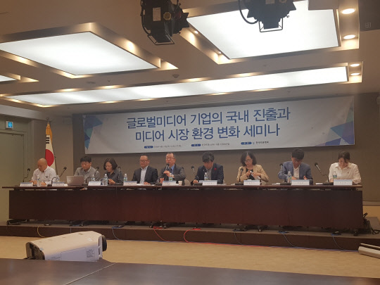 27일 서울 태평로 프레스센터에서 한국언론학회 주최로 열린 '글로벌미디어 기업의 국내 진출과 미디어 시장 환경 세미나'에서 참석자들이 토론에 참여하고 있다.  정예린기자